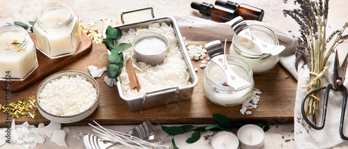 Foto DIY. Crafting white aroma candles on light wood background.