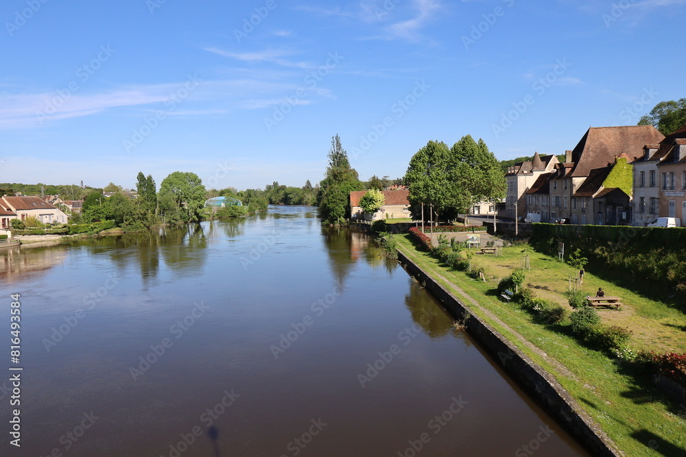 La rivière la Creuse, ville de Le Blanc, département de l'Indre, France La rivière la Creuse, ville de Le Blanc, département de l'Indre, France
