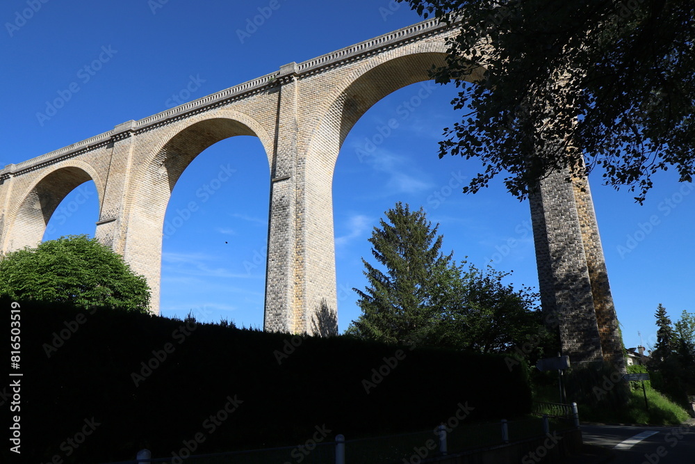 Le viaduc ferroviaire sur la rivière la Creuse, ville de Le Blanc, département de l'Indre, France Le viaduc ferroviaire sur la rivière la Creuse, ville de Le Blanc, département de l'Indre, France