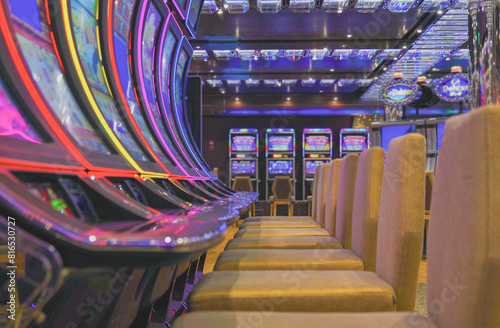 Kasino auf Kreuzfahrtschiff mit Slotmaschinen im Hintergrund Glücksspiel - Casino on modern cruiseship cruise ship liner