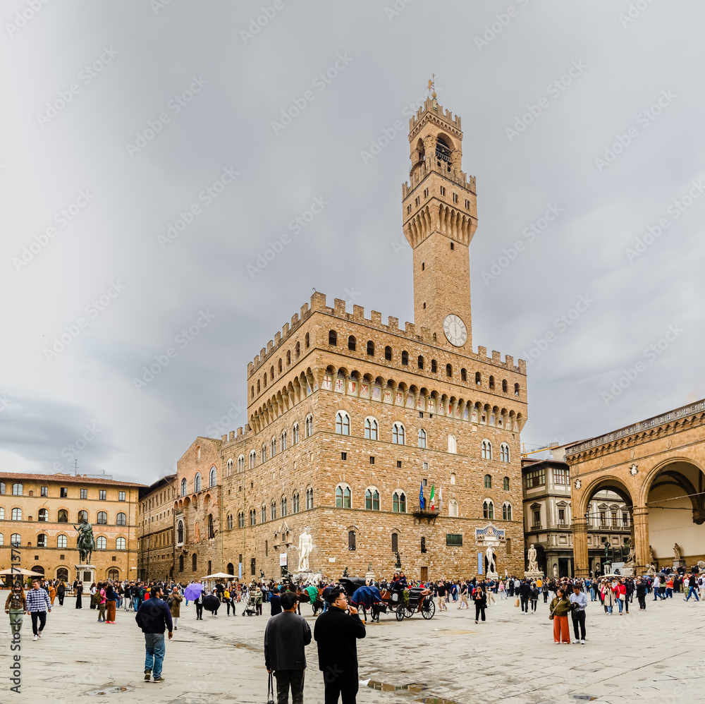 Obraz premium Florence, Italy - April 10, 2024: streets of Florence city center with surrounding area full of tourists in Florence, Italy