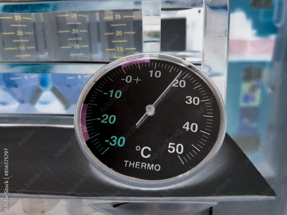 Εκτύπωση καμβά Freezer thermometer use at medical laboratory to control freeze temperature