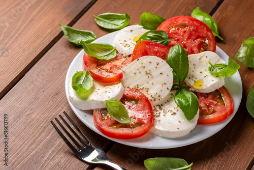 Fresca insalata caprese, tradizionale piatto della cucina Italiana e della Dieta Mediterranea 