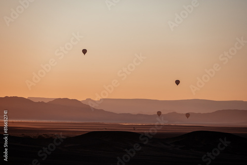 Foto hot air balloons in sossusvlei national park at sunrise with the orange dunes as