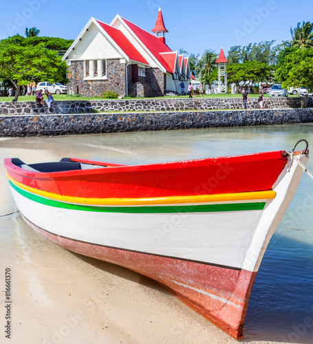 Barque de pêche sur plage de Cap Malheureux et église mythique, île Maurice  © Unclesam