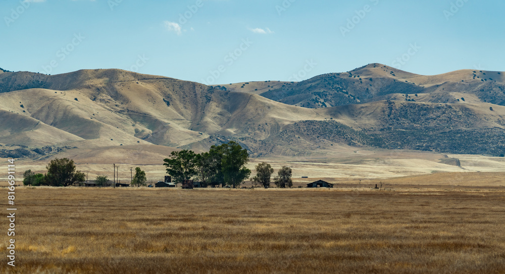 Obraz premium Picturesque meadow near a range of mountains in the background in the United States