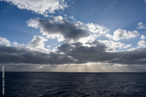 Ein spektakulärere Sonnenaufgang über dem Atlantik, die Sonnenstrahlen durchbrechen die Wolken