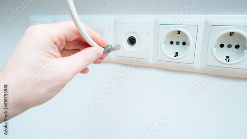 Φωτογραφία Inserts the antenna cable to the TV outlet