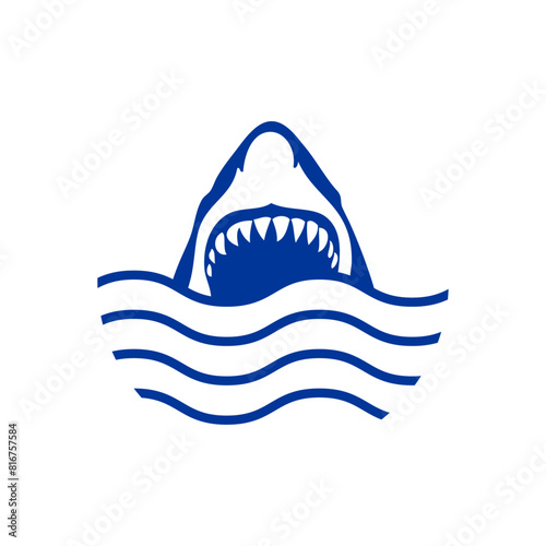 Logo Nautical. Símbolo de peligro de ataque de tiburón. Silueta de cabeza de gran tiburón blanco con boca abierta con olas de mar