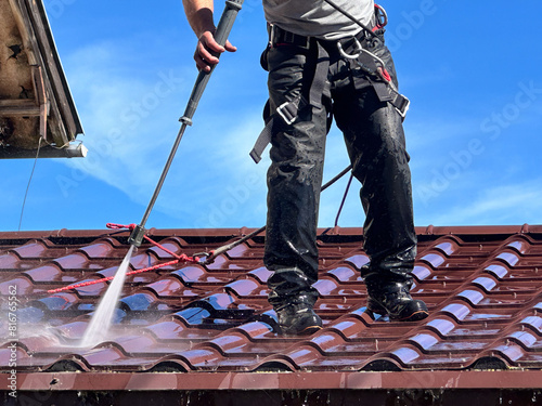 Mycie dachu przy użyciu myjki ciśnieniowej. photo