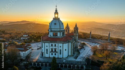 Foto Aerial view of the Sanctuary of Our Lady of Sameiro in Braga, Portugal at sunset