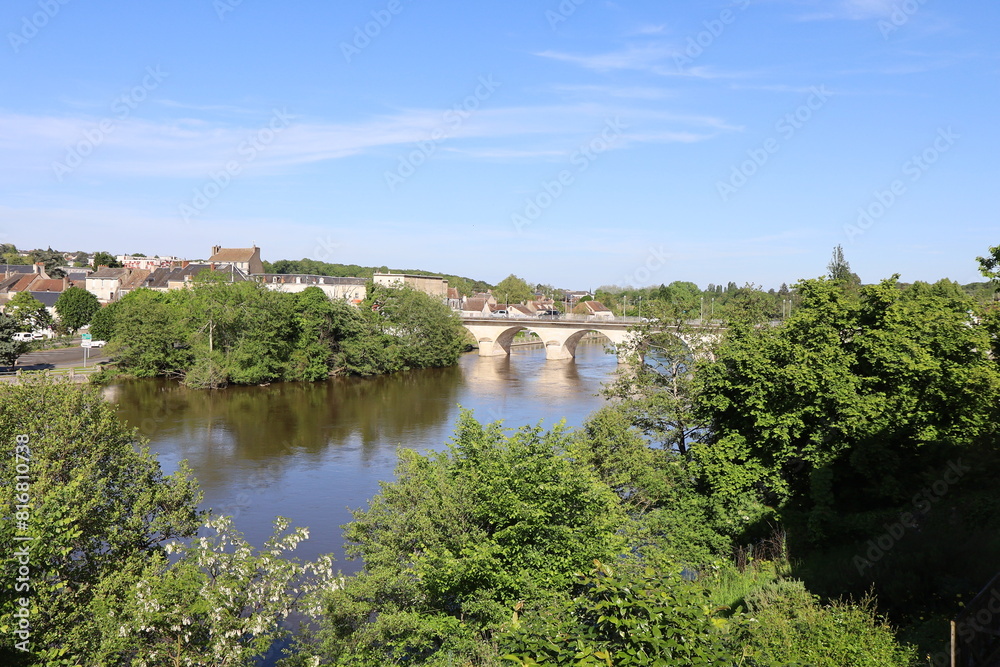 Pont sur la rivière la Creuse, ville de Le Blanc, département de l'Indre, France Pont sur la rivière la Creuse, ville de Le Blanc, département de l'Indre, France
