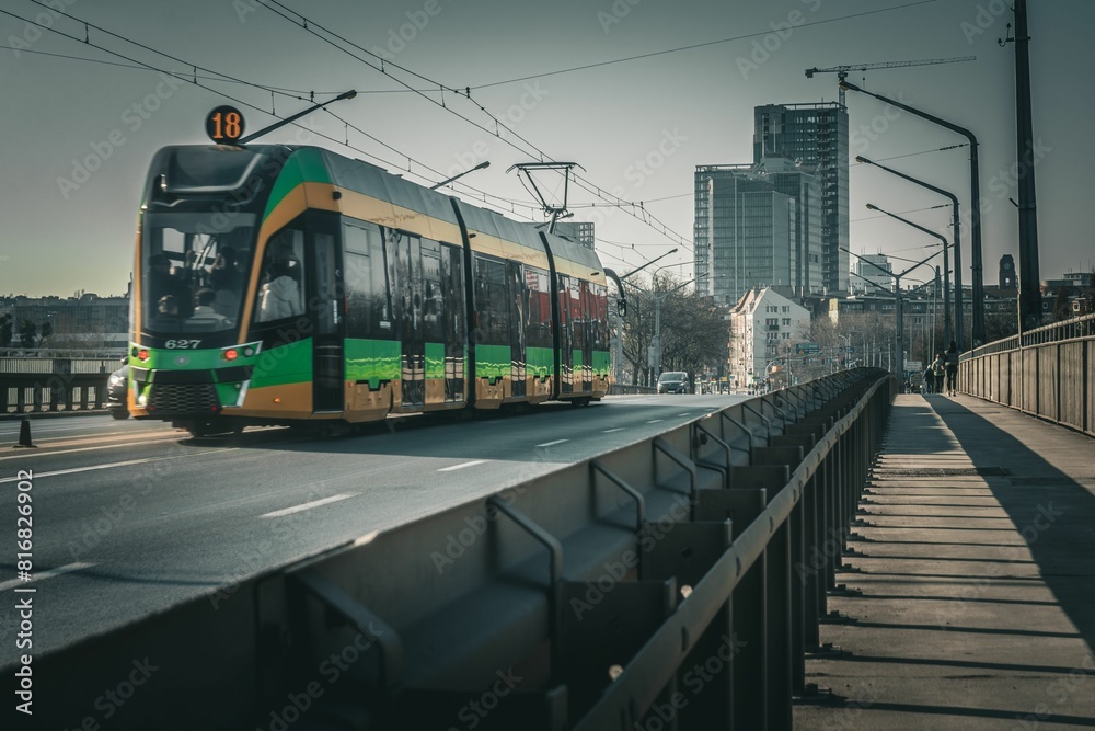 Fototapeta premium Tramwaj w mieście