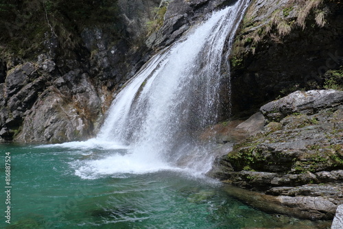 エメラルドグリーンの滝壺に落ちる水　（高知県　土佐町　アメガエリの滝）