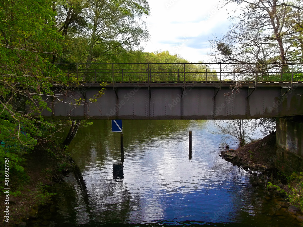 Fototapeta premium Eine alte Eisenbahnbrücke über den Kanal
