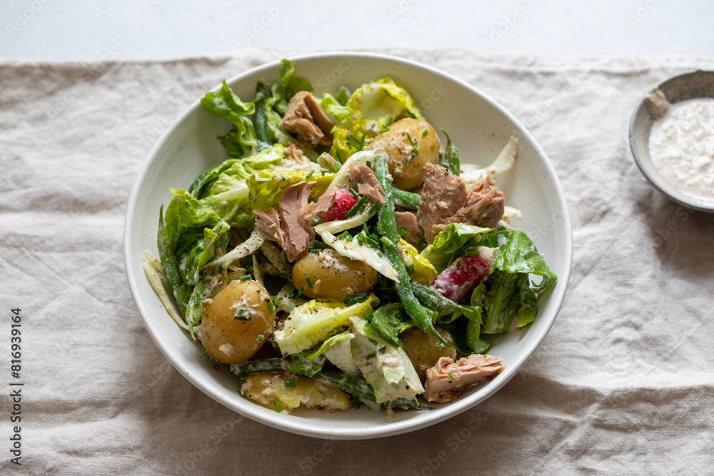 Tuna salad with baby potatoes, lettuce, green beans and radishes Tuna salad with baby potatoes, lettuce, green beans and radishes