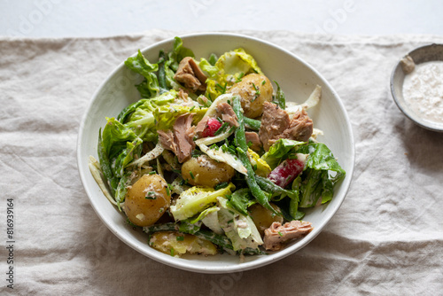 Tuna salad with baby potatoes, lettuce, green beans and radishes