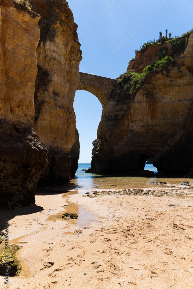 praia-dos-estudantes-beach-with-arch-bridge-in-lagos-algarve-portugal