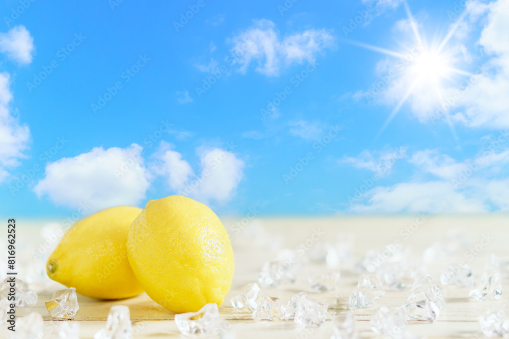 青空のまぶしい太陽の光とレモンと氷のフレーム