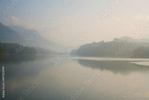 Fototapeta Naklejka Na Ścianę i Meble -  Dramatic view of the mountain range and lake in the morning
