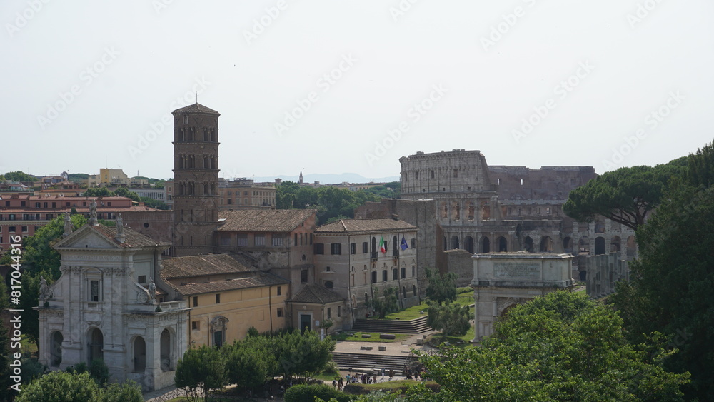 Fototapeta premium Vista panorámica del paisaje urbano del Coliseo Romano en Roma, Italia
