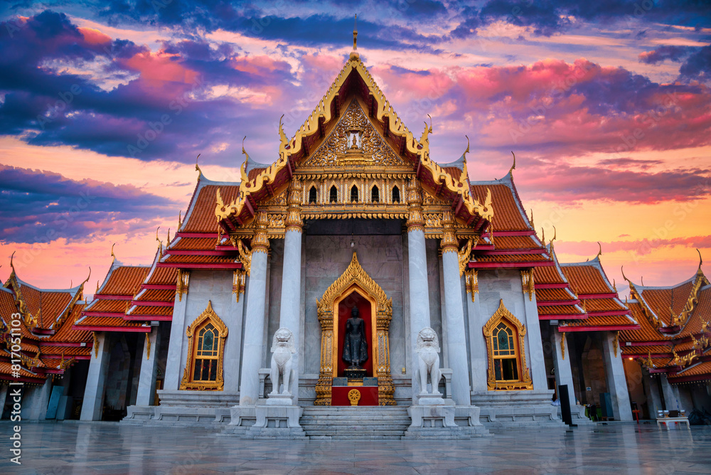 Fototapeta premium The Marble Temple, Wat Benchamabopitr Dusitvanaram at sunrise in Bangkok, Thailand.
