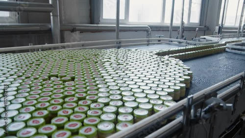 Automated juice production in packaging on industrial conveyor equipment.