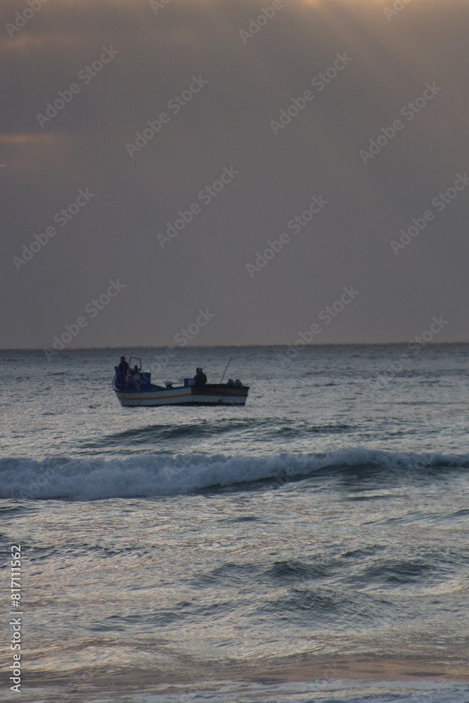 Naklejka premium Pesca Pescador Barco Peixes Praia Mole Floripa Esporte Ondas Mar Água Prancha Surfista Verão Verão Praia Floripa Esporte Ondas Mar Água Prancha Surfista Verão