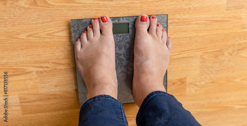 Fotografía Lose weight concept with person on a scale measuring kilograms