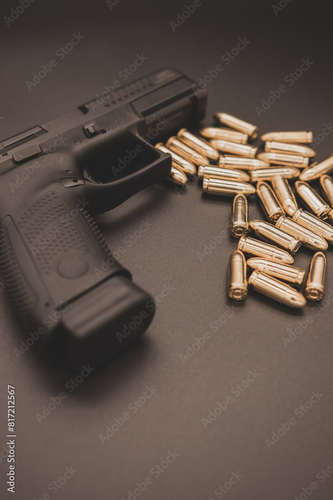 Pistolet i amunicja na czarnym tle Pistolet i amunicja na czarnym tle