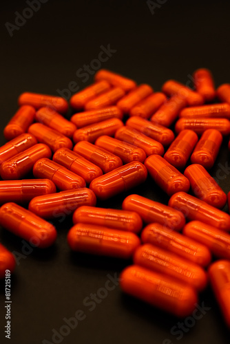 Czerwone tabletki na czarnym tle