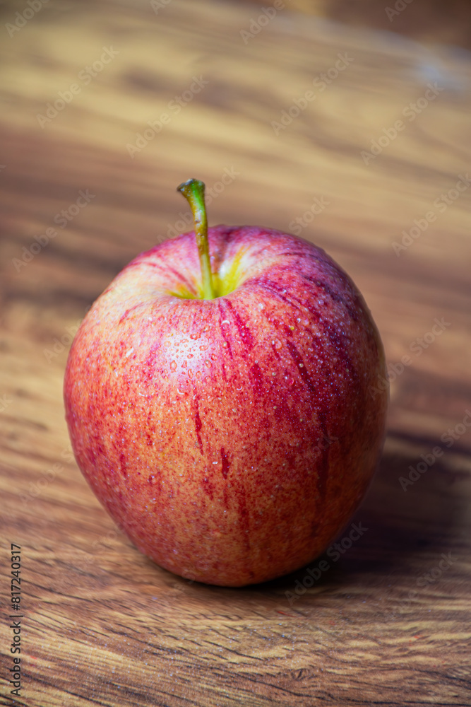manzana gala roja sobre la mesa fondo bokeh manzana gala roja sobre la mesa fondo bokeh