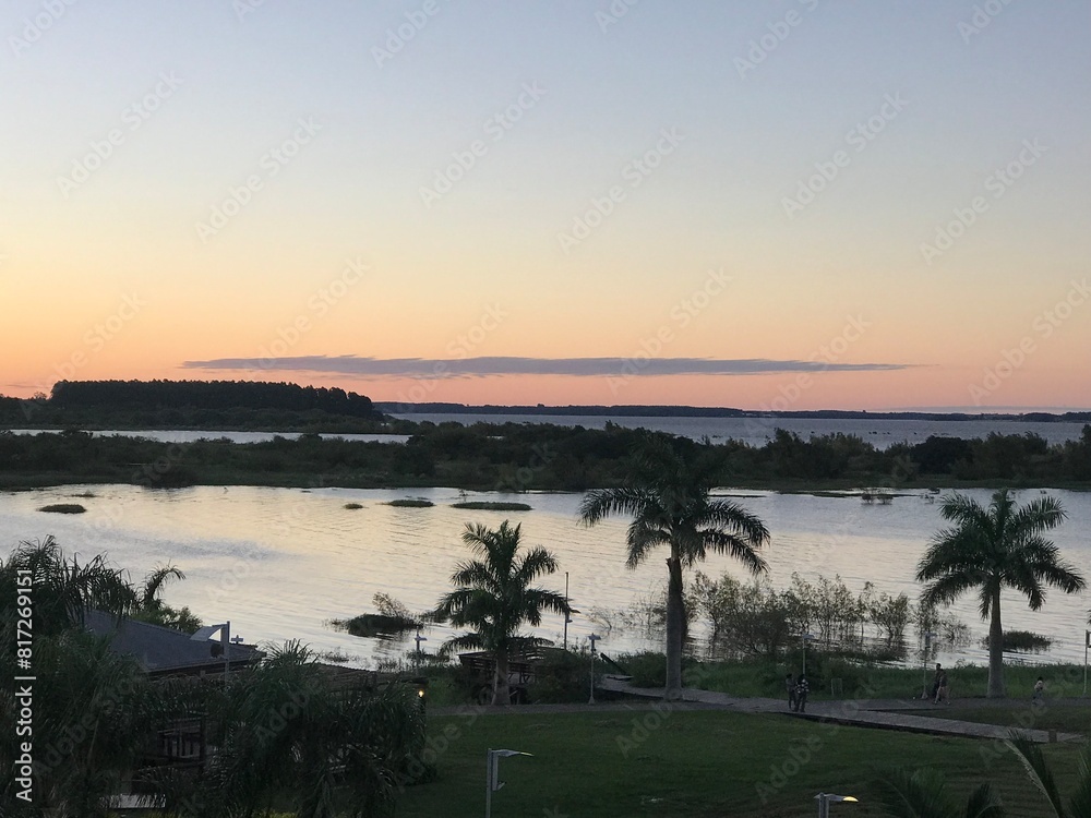 atardecer sobre el lago de Salto Grande en la ciudad de Federación, Entre Ríos
