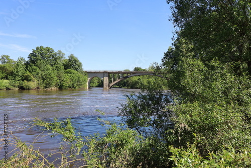 La rivière Creuse, ville de La Roche Posay, département de la Vienne, France