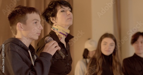 Quadro su tela Teenage student speaks into the microphone during school debate