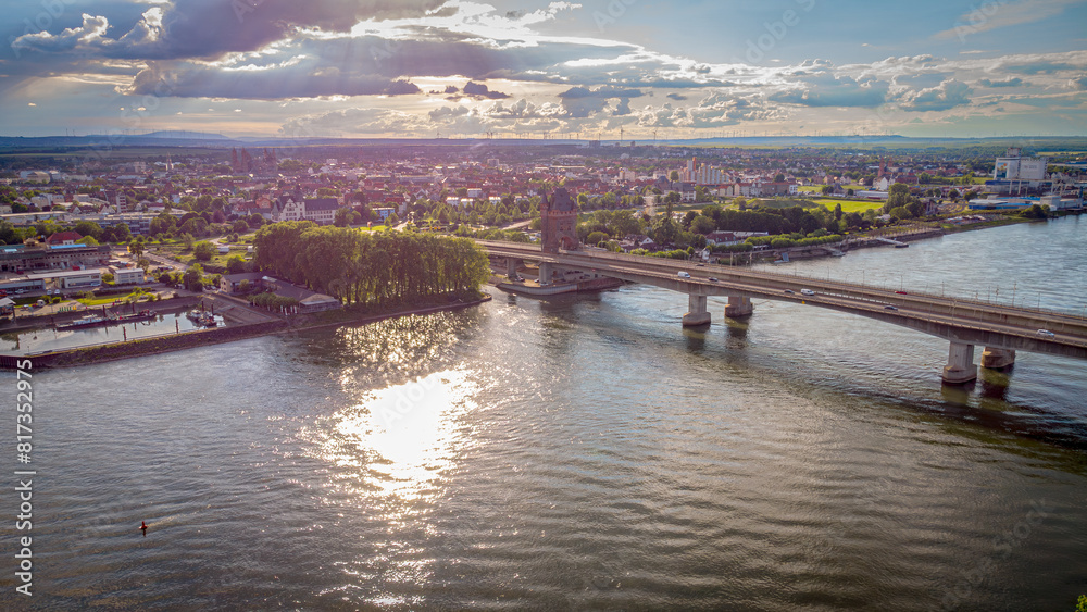 Luftaufnahme der Stadt Worms mit Rhein, Niebelungenbrücke und Dom bei Sonnenschein