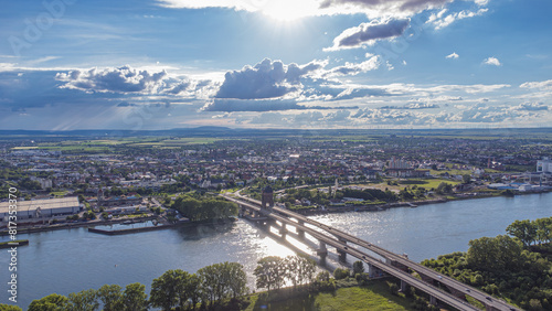 Luftaufnahme der Stadt Worms mit Rhein, Niebelungenbrücke und Dom bei Sonnenschein