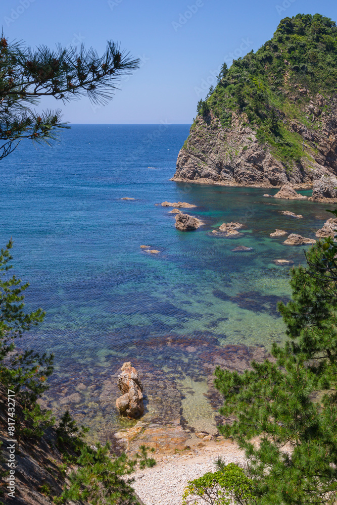 Fototapeta premium 春の浦富海岸の風景 鳥取県 浦富海岸