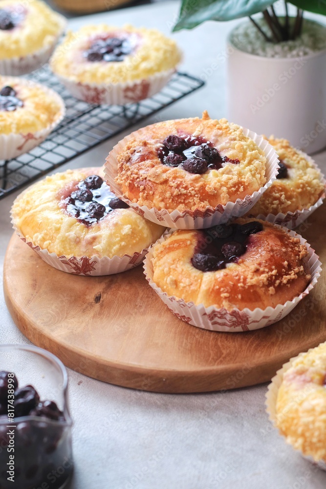 Blueberry streusel sweet bread with fresh berries and creamcheese on a wooden cutting board
Blueberry streusel sweet bread with fresh berries and creamcheese on a wooden cutting board