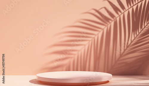 Minimalistisches Podium mit tropischen Palmenschatten auf pfirsichfarbenem Hintergrund