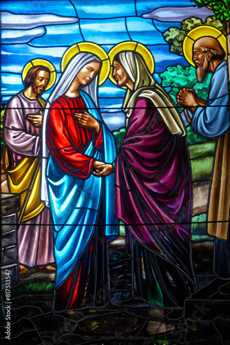 Stained glass window representing the Visitation of Marie and Elisabeth. Vitrail représentant la Visitation de Marie à Elisabeth. Italie