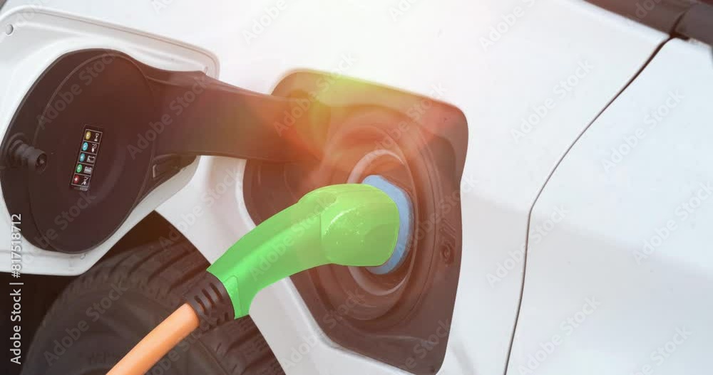 Ein E-Auto wird an einer Ladestation aufgeladen