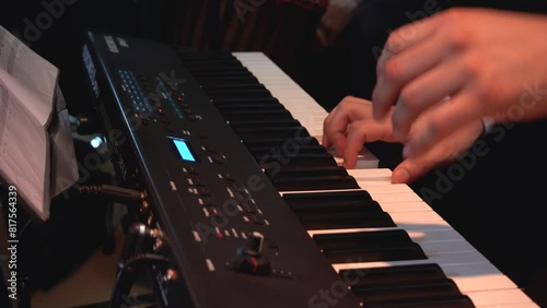 Tecladista tocando teclado en vivo photo