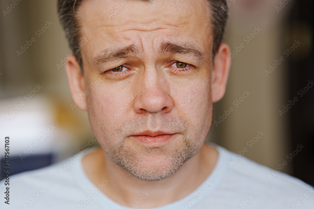 Obraz premium close-up. A middle-aged man is crying. men's pain and resentment. psychological support in crisis situations.