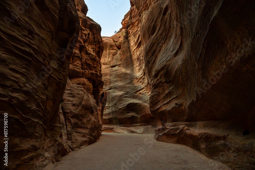 Fotografija View of the narrow Siq canyon pathway leading to Petra, Jordan, with towering sandstone cliffs