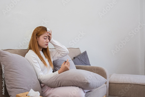 Young Asian woman has headaches from illness or accumulated stress due to health problems and lifestyle problems that cause stress disorder. © wichayada
