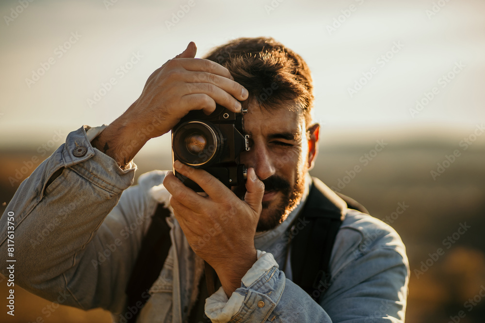 Fototapeta premium Backpacker and photographer navigating the trails of picturesque golden hills