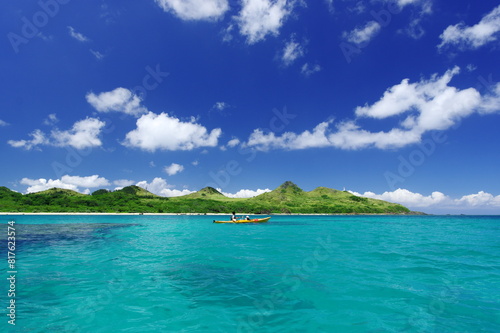沖縄県石垣島 平久保の海を漕ぎ進むシーカヤック