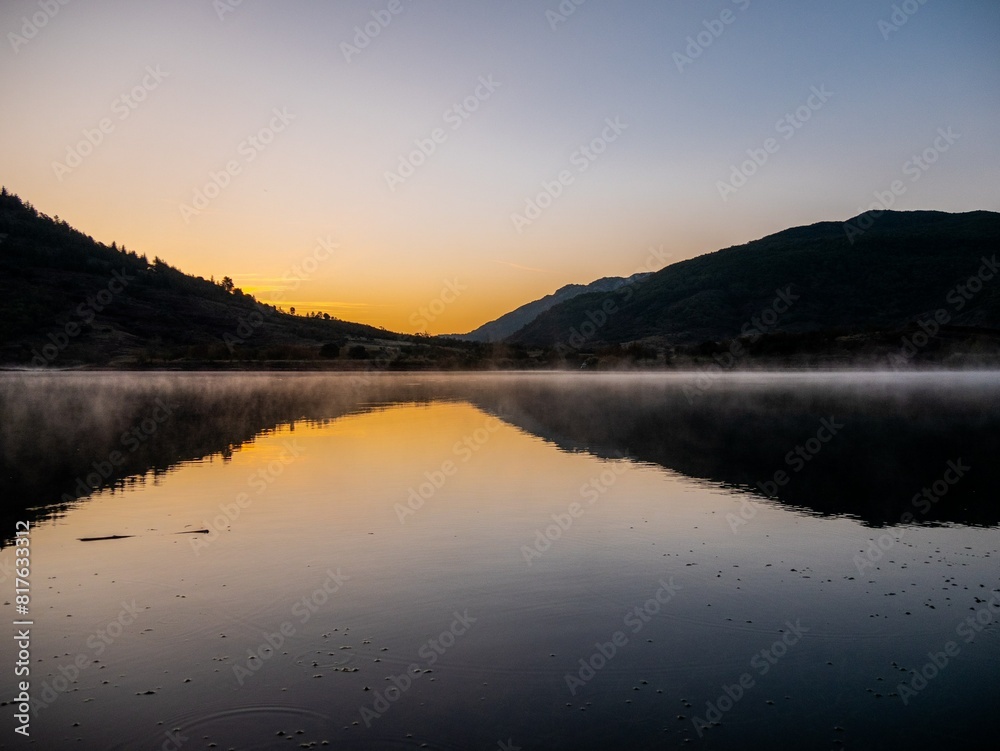 Levé de soleil sur le lac du Salagou Levé de soleil sur le lac du Salagou