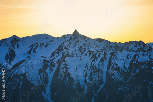 冠雪の夕焼けの北アルプスの槍ヶ岳